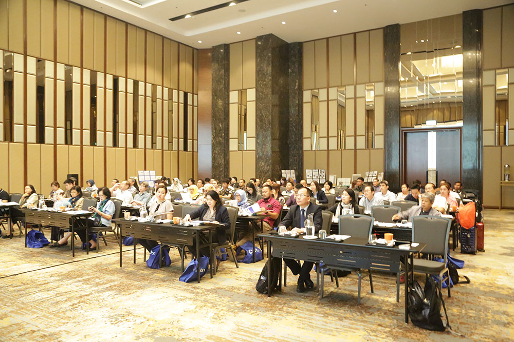 Local & overseas seminar for customers on segmented industries and technical topics